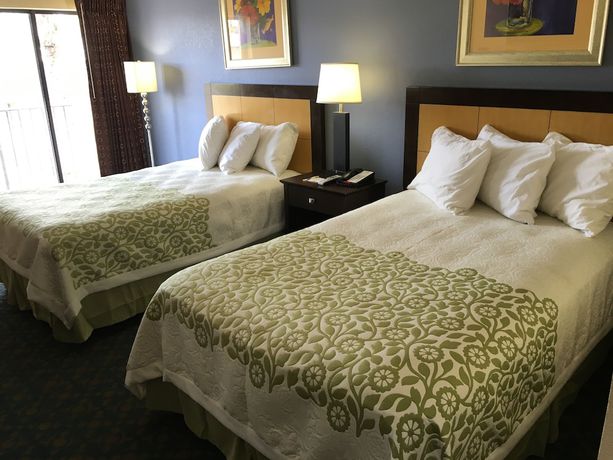 Imagen de la habitación del Hotel Days Inn and Suites By Wyndham Tampa Near Ybor City. Foto 11