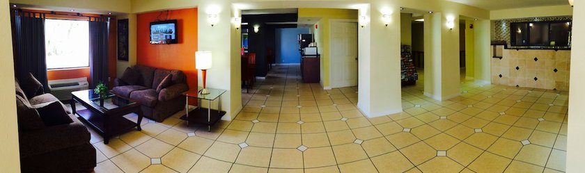 Imagen de los interiores del Hotel Days Inn and Suites By Wyndham Tampa Near Ybor City. Foto 17