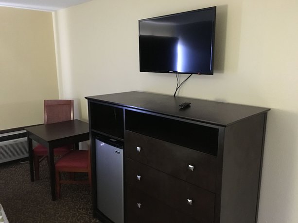 Imagen de la habitación del Hotel Days Inn and Suites By Wyndham Tampa Near Ybor City. Foto 15