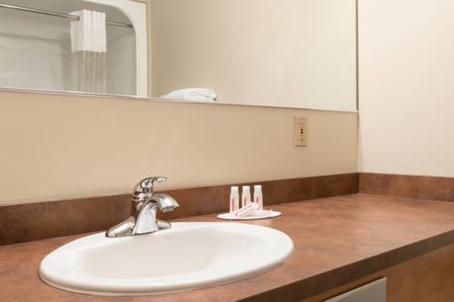 Imagen de la habitación del Hotel Days Inn and Suites By Wyndham Thunder Bay. Foto 4