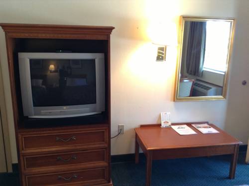 Imagen de la habitación del Hotel Days Inn and Suites By Wyndham Tucker/northlake. Foto 2