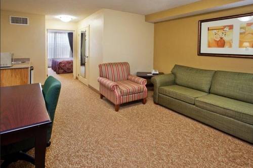 Imagen de la habitación del Hotel Days Inn and Suites By Wyndham Tucker/northlake. Foto 12