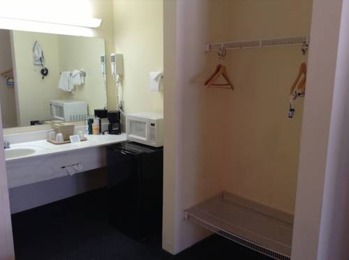Imagen de la habitación del Hotel Days Inn and Suites By Wyndham Tucker/northlake. Foto 14