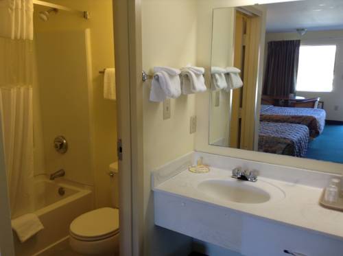 Imagen de la habitación del Hotel Days Inn and Suites By Wyndham Tucker/northlake. Foto 16