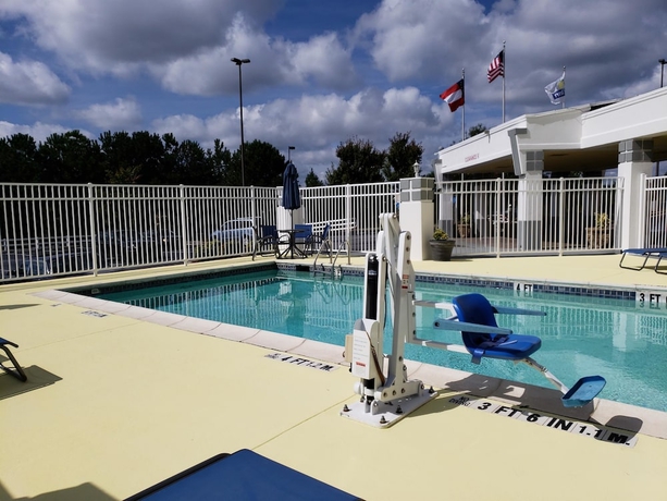 Imagen de la piscina del Hotel Days Inn and Suites By Wyndham Union City. Foto 18