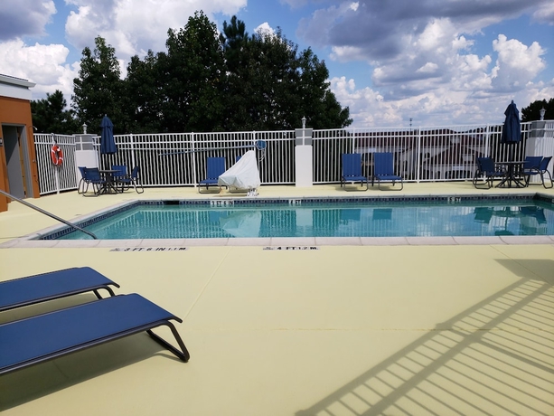 Imagen de la piscina del Hotel Days Inn and Suites By Wyndham Union City. Foto 19