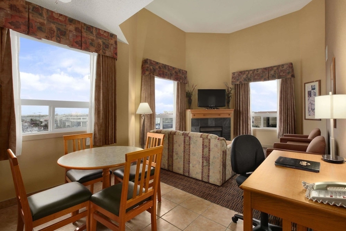 Imagen de la habitación del Hotel Days Inn and Suites By Wyndham West Edmonton. Foto 13
