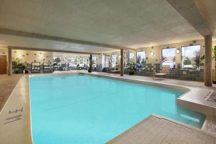 Imagen de la piscina del Hotel Days Inn and Suites By Wyndham West Edmonton. Foto 19