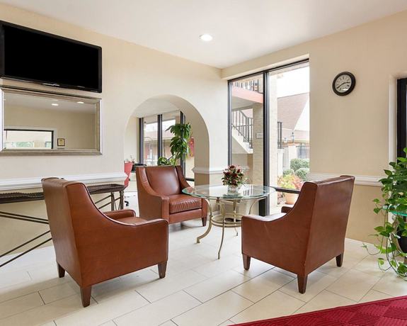 Imagen de los interiores del Hotel Days Inn and Suites By Wyndham Williamsburg Colonial. Foto 17
