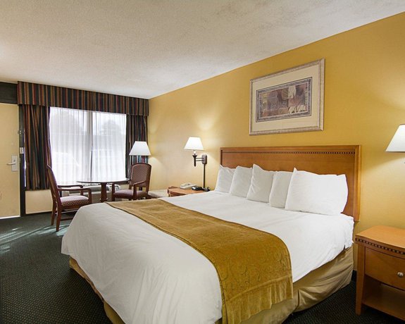 Imagen de la habitación del Hotel Days Inn and Suites By Wyndham Williamsburg Colonial. Foto 2