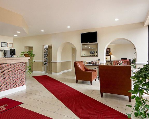 Imagen de los interiores del Hotel Days Inn and Suites By Wyndham Williamsburg Colonial. Foto 18