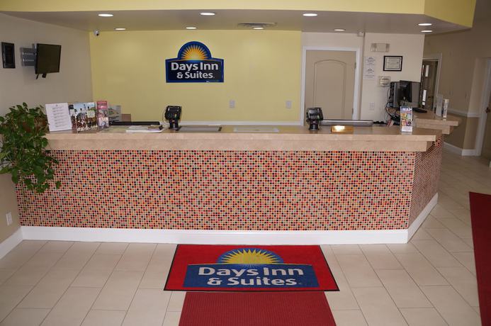 Imagen de los interiores del Hotel Days Inn and Suites By Wyndham Williamsburg Colonial. Foto 19