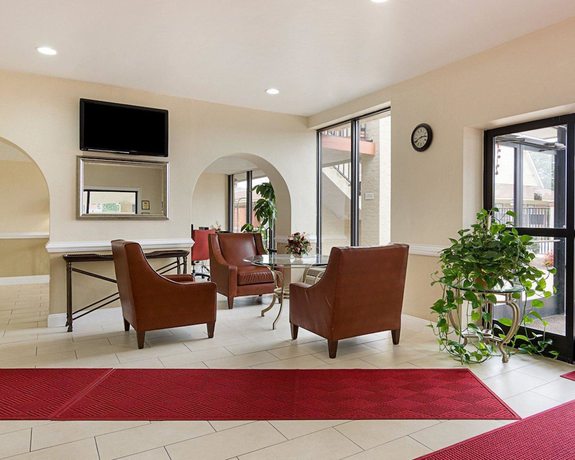 Imagen de los interiores del Hotel Days Inn and Suites By Wyndham Williamsburg Colonial. Foto 20