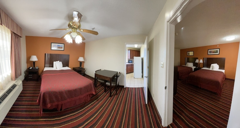 Imagen de la habitación del Hotel Days Inn and Suites By Wyndham Winnie. Foto 8