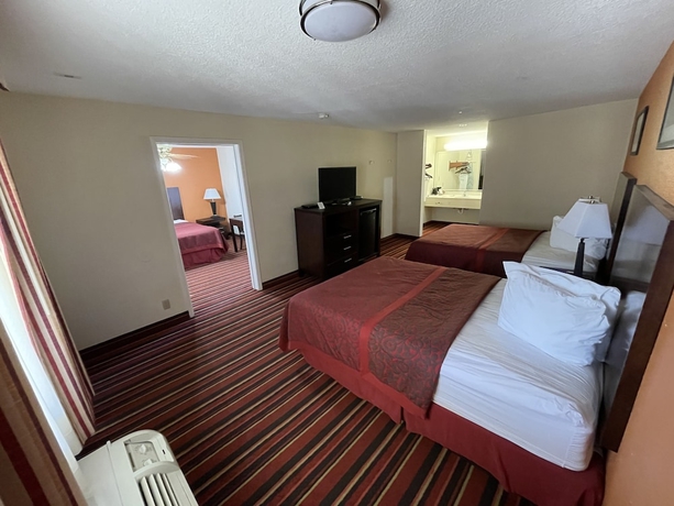 Imagen de la habitación del Hotel Days Inn and Suites By Wyndham Winnie. Foto 9