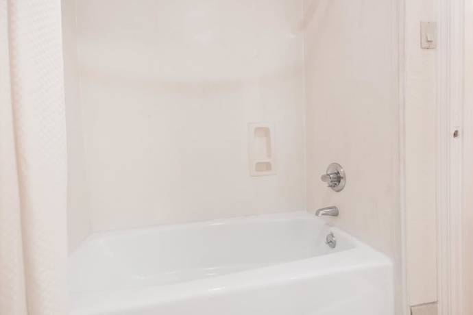 Imagen de la habitación del Hotel Days Inn and Suites By Wyndham Winnie. Foto 10