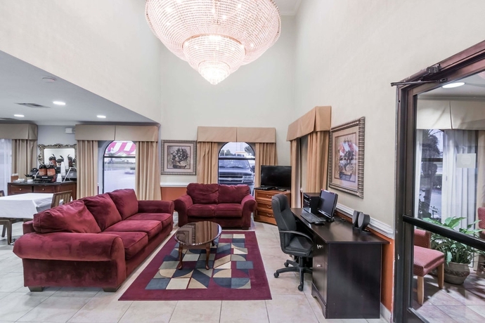 Imagen de los interiores del Hotel Days Inn and Suites By Wyndham Winnie. Foto 15