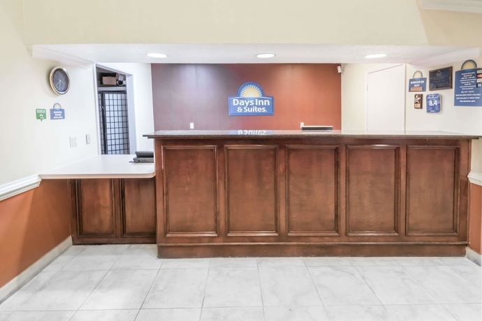 Imagen de los interiores del Hotel Days Inn and Suites By Wyndham Winnie. Foto 16