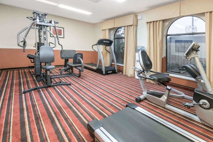 Imagen de los interiores del Hotel Days Inn and Suites By Wyndham Winnie. Foto 17