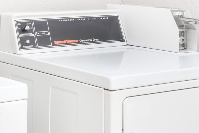 Imagen de los interiores del Hotel Days Inn and Suites By Wyndham Winnie. Foto 18