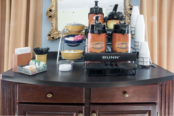 Imagen del bar/restaurante del Hotel Days Inn and Suites By Wyndham Winnie. Foto 2