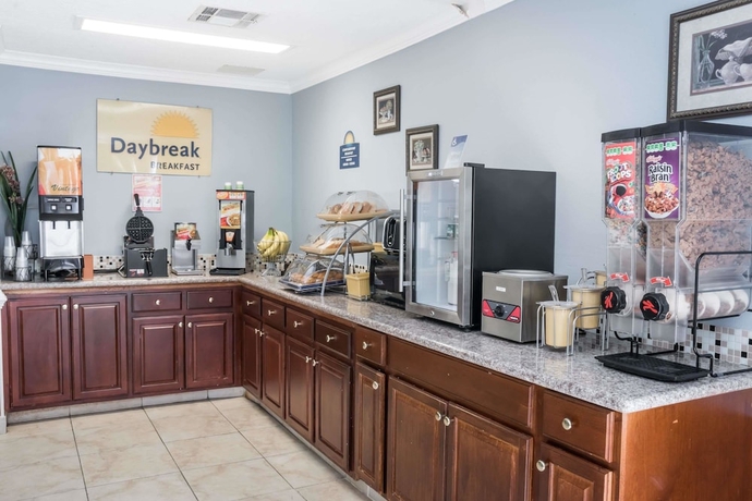 Imagen del bar/restaurante del Hotel Days Inn and Suites By Wyndham Winnie. Foto 3