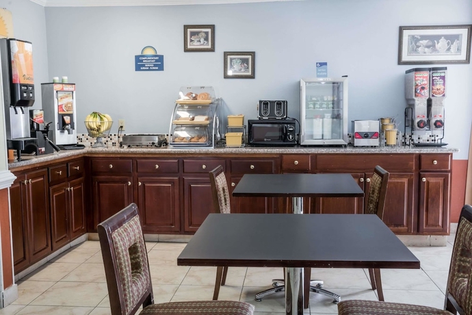 Imagen del bar/restaurante del Hotel Days Inn and Suites By Wyndham Winnie. Foto 4