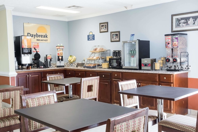 Imagen del bar/restaurante del Hotel Days Inn and Suites By Wyndham Winnie. Foto 5