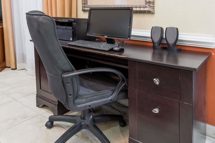 Imagen de los interiores del Hotel Days Inn and Suites By Wyndham Winnie. Foto 19