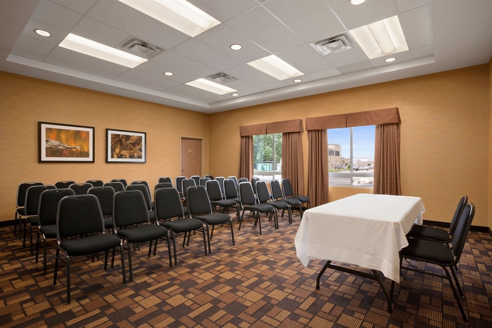 Imagen de los interiores del Hotel Days Inn and Suites By Wyndham Winnipeg Airport Manitoba. Foto 9