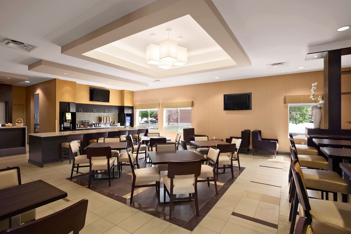 Imagen del bar/restaurante del Hotel Days Inn and Suites By Wyndham Winnipeg Airport Manitoba. Foto 3