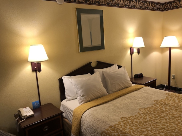 Imagen de la habitación del Hotel Days Inn and Suites By Wyndham Youngstown / Girard Ohio. Foto 3