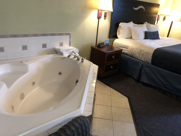 Imagen de la habitación del Hotel Days Inn and Suites By Wyndham Youngstown / Girard Ohio. Foto 16