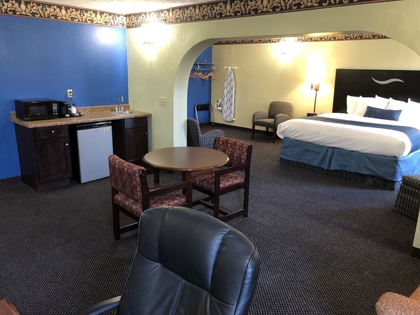 Imagen de la habitación del Hotel Days Inn and Suites By Wyndham Youngstown / Girard Ohio. Foto 17