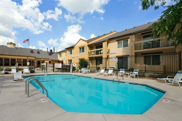 Imagen de la piscina del Hotel Days Inn and Suites Omaha. Foto 8