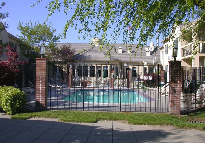 Imagen de la piscina del Hotel Days Inn and Suites Omaha. Foto 9