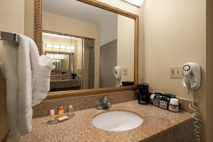 Imagen de la habitación del Hotel Days Inn and Suites Omaha. Foto 4