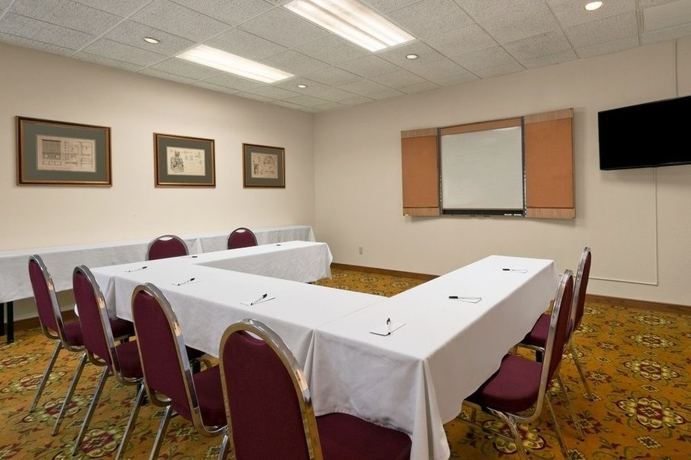 Imagen de los interiores del Hotel Days Inn and Suites Omaha. Foto 7