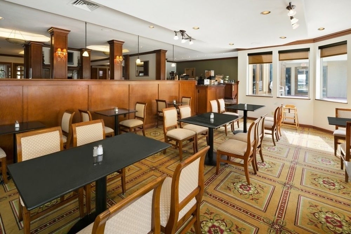 Imagen del bar/restaurante del Hotel Days Inn and Suites Omaha. Foto 1