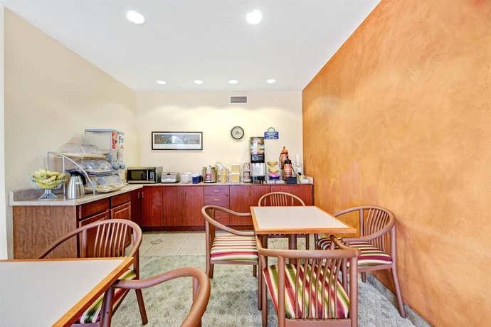 Imagen del bar/restaurante del Hotel Days Inn and Suites Plano Medical Center/dallas. Foto 3