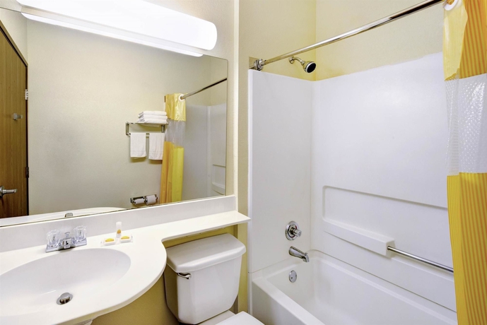 Imagen de la habitación del Hotel Days Inn and Suites Plano Medical Center/dallas. Foto 8