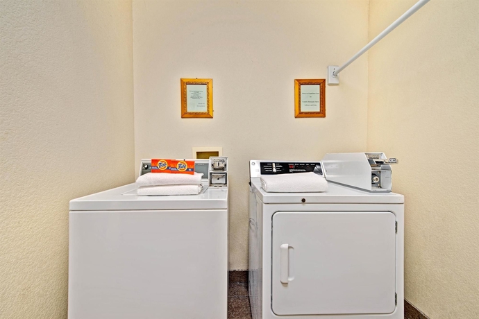 Imagen de los interiores del Hotel Days Inn and Suites Plano Medical Center/dallas. Foto 14