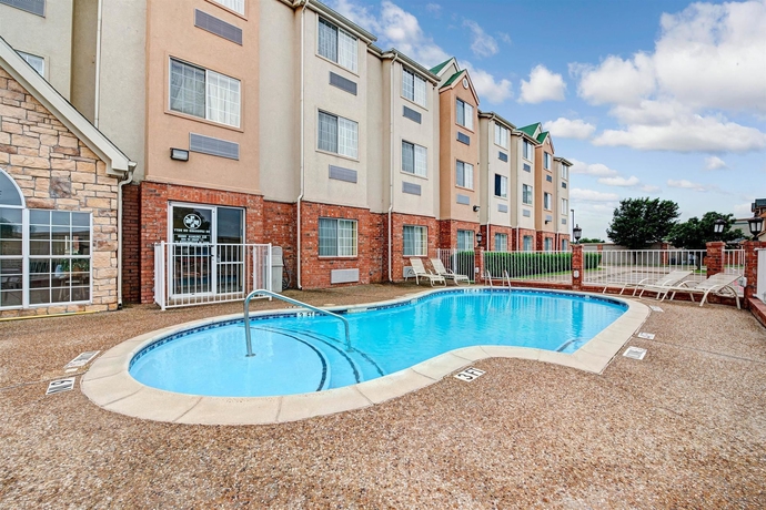 Imagen de la piscina del Hotel Days Inn and Suites Plano Medical Center/dallas. Foto 16