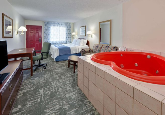 Imagen de la habitación del Hotel Days Inn and Suites by Wyndham Bentonville. Foto 4