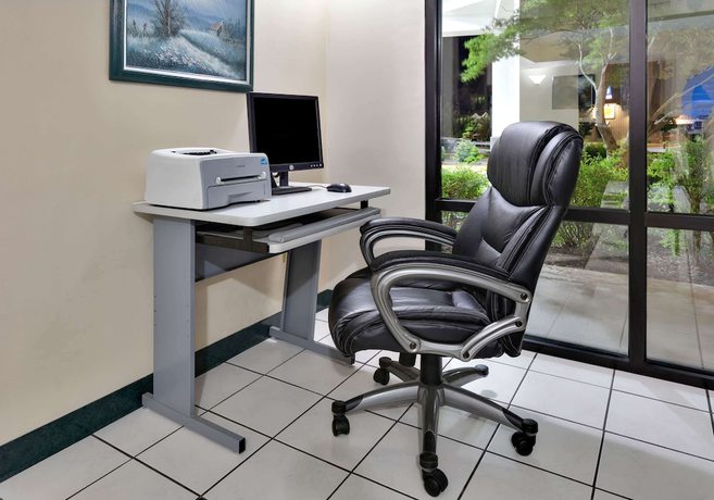 Imagen de los interiores del Hotel Days Inn and Suites by Wyndham Bentonville. Foto 13