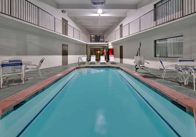 Imagen de la piscina del Hotel Days Inn and Suites by Wyndham Bentonville. Foto 14