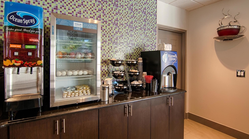 Imagen del bar/restaurante del Hotel Days Inn and Suites by Wyndham Bonita Springs North Naples. Foto 2