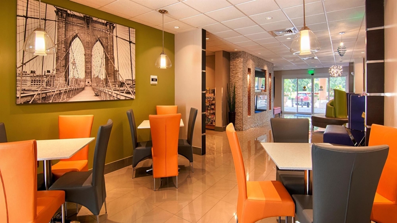 Imagen de los interiores del Hotel Days Inn and Suites by Wyndham Bonita Springs North Naples. Foto 12