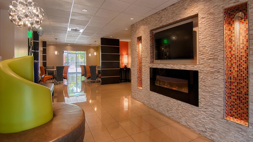 Imagen de los interiores del Hotel Days Inn and Suites by Wyndham Bonita Springs North Naples. Foto 14