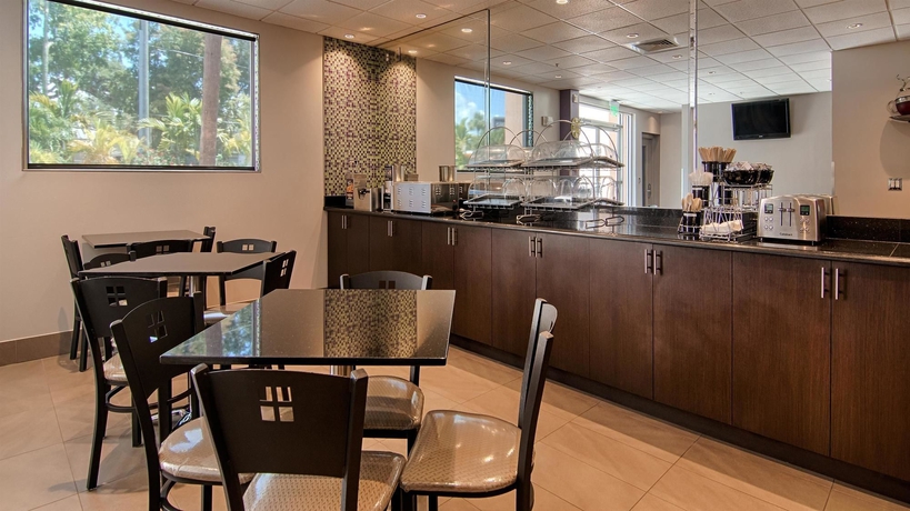Imagen del bar/restaurante del Hotel Days Inn and Suites by Wyndham Bonita Springs North Naples. Foto 3